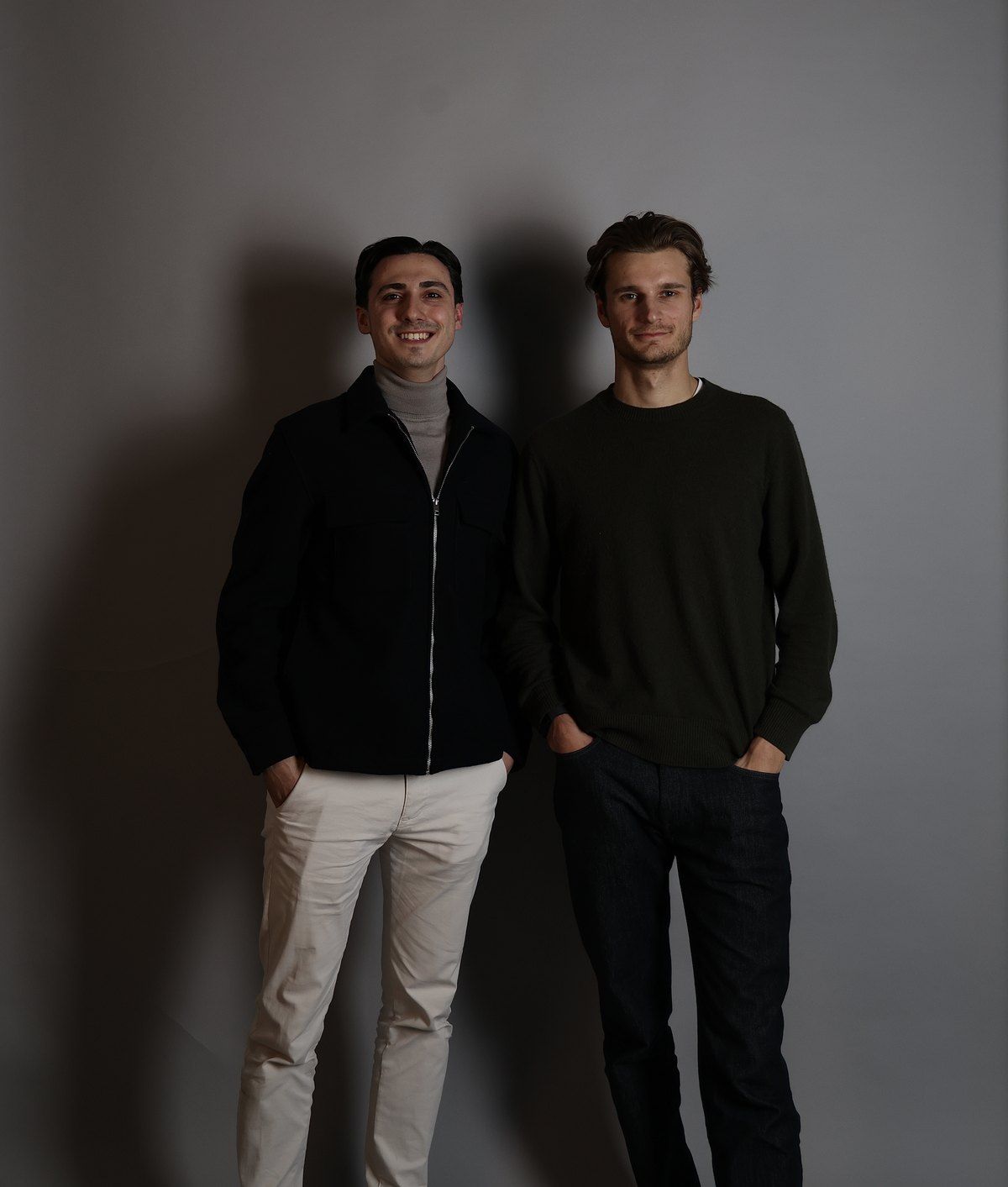 Die Gründer von Ausbildung Plus vor einer grauen Wand